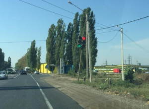 Конфликтную пару светофоров, вгоняющую в ступор, сняли под Воронежем Конфликтную пару светофоров, вгоняющую в ступор, сняли под Воронежем