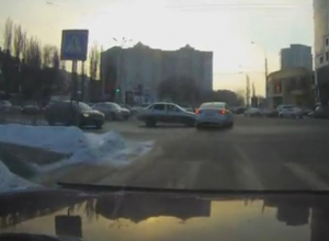 В Воронеже момент неловкого ДТП на Заставе сняли на видео В Воронеже момент неловкого ДТП на Заставе сняли на видео