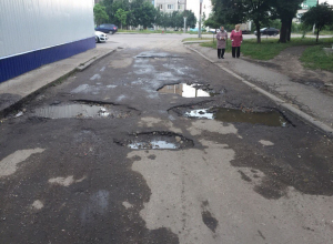 Воронежцы не могут выехать из двора на Хользунова из-за гигантских ям на дороге Воронежцы не могут выехать из двора на Хользунова из-за гигантских ям на дороге
