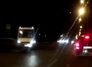Момент массового ДТП с маршруткой в Воронеже попал на видео Момент массового ДТП с маршруткой в Воронеже попал на видео