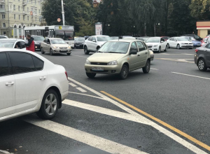 Автомобилистка бросила ВАЗ поперек проезжей части в центре Воронежа Автомобилистка бросила ВАЗ поперек проезжей части в центре Воронежа