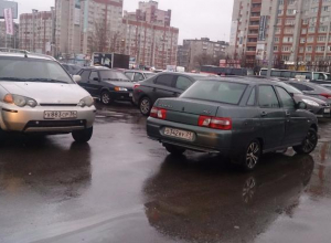 Воронежцы поразились наглостью автомобилиста, припарковавшегося на середине дороги в Воронеже Воронежцы поразились наглостью автомобилиста, припарковавшегося на середине дороги в Воронеже