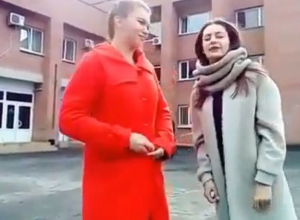 На видео попало, как около воронежского журфака студентки спели песенку На видео попало, как около воронежского журфака студентки спели песенку