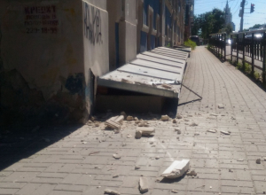 Воронежцы сообщили о доме-убийце, угрожающем прохожим зимой и летом Воронежцы сообщили о доме-убийце, угрожающем прохожим зимой и летом