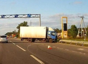 Под Воронежем на съезде с развязки фургон протаранил ограждение Под Воронежем на съезде с развязки фургон протаранил ограждение