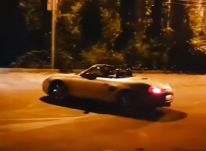 На видео попало, как у кабриолета Porsche отлетает деталь во время выкрутасов в Воронеже На видео попало, как у кабриолета Porsche отлетает деталь во время выкрутасов в Воронеже