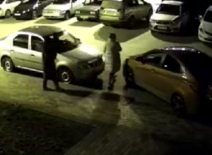 На видео попало, как в Воронеже две женщины прокалывают колеса неправильно припаркованной иномарке На видео попало, как в Воронеже две женщины прокалывают колеса неправильно припаркованной иномарке