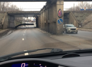 На дорогу в Воронеже рухнула часть моста На дорогу в Воронеже рухнула часть моста