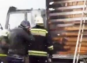 Сгоревшую фуру на трассе под Воронежем сняли на видео Сгоревшую фуру на трассе под Воронежем сняли на видео