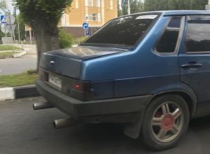 Мощный ВАЗ с невероятными выхлопными трубами позабавил воронежцев Мощный ВАЗ с невероятными выхлопными трубами позабавил воронежцев