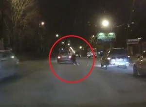 На видео попало, как иномарка сбивает девушку на «зебре» в Воронеже На видео попало, как иномарка сбивает девушку на «зебре» в Воронеже
