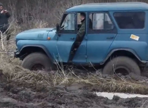 На видео попало спасение УАЗа под Воронежем На видео попало спасение УАЗа под Воронежем