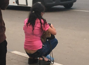 Даму на кортах сняли на воронежской остановке Даму на кортах сняли на воронежской остановке