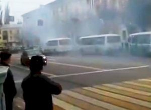 На видео попало, как у вокзала «Воронеж I» маршрутка задымила всю улицу На видео попало, как у вокзала «Воронеж I» маршрутка задымила всю улицу