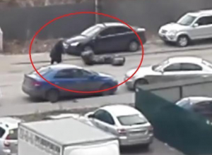 На видео сняли воронежских пенсионерок, устроивших на дороге мусорную блокаду На видео сняли воронежских пенсионерок, устроивших на дороге мусорную блокаду