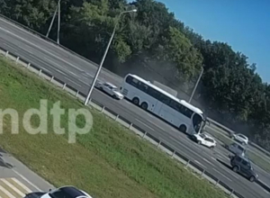 Момент столкновения автобуса с легковушками на воронежской трассе попал на видео Момент столкновения автобуса с легковушками на воронежской трассе попал на видео
