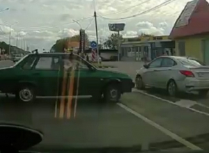 Абсурдное ДТП на трассе под Воронежем сняли на видео Абсурдное ДТП на трассе под Воронежем сняли на видео