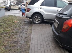 Четкая парковка элитного внедорожника испортила утро воронежцам Четкая парковка элитного внедорожника испортила утро воронежцам