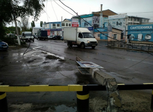 Столб с проводами рухнул на дорогу в Воронеже Столб с проводами рухнул на дорогу в Воронеже