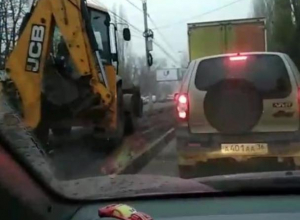 На видео попало, как устрашающий экскаватор объезжает пробку по газону в Воронеже На видео попало, как устрашающий экскаватор объезжает пробку по газону в Воронеже