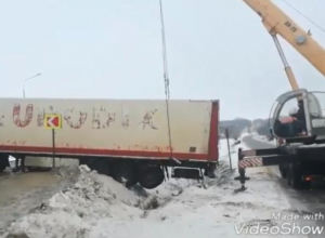 Спасение краном фуры на воронежской трассе сняли на видео Спасение краном фуры на воронежской трассе сняли на видео