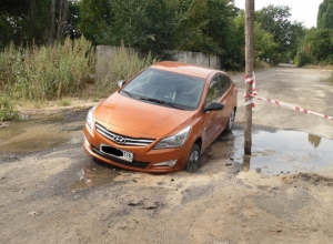 Hyundai Solaris засосало в дорогу в Воронеже Hyundai Solaris засосало в дорогу в Воронеже