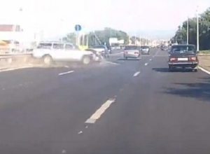На видео попало, как лихач на «Волге» улетает в отбойник на въезде в Воронеж На видео попало, как лихач на «Волге» улетает в отбойник на въезде в Воронеж