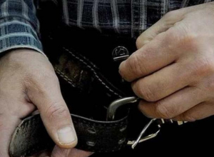 Воронежцев предупредили о разгуливающем возле школы онанисте Воронежцев предупредили о разгуливающем возле школы онанисте