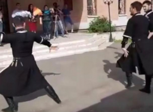 Зажигательные танцы устроили кавказцы у роддома в Воронеже Зажигательные танцы устроили кавказцы у роддома в Воронеже