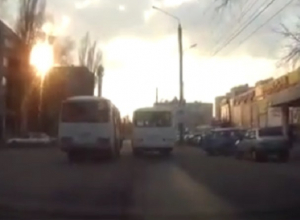 Опасный дрэг-рейсинг маршруток в Воронеже сняли на видео Опасный дрэг-рейсинг маршруток в Воронеже сняли на видео