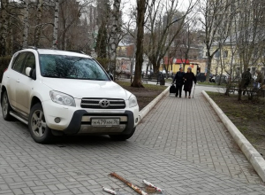 Быдло-парковку устроили автомобилисты на аллее в центре Воронежа Быдло-парковку устроили автомобилисты на аллее в центре Воронежа
