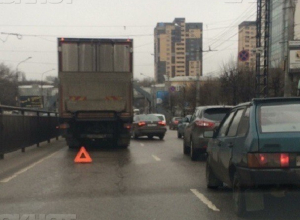 Московский проспект Воронежа встал в огромной дождевой пробке Московский проспект Воронежа встал в огромной дождевой пробке