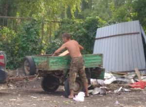 Воронежцы назвали животным мужчину, наваливающего мусор на набережной Воронежцы назвали животным мужчину, наваливающего мусор на набережной