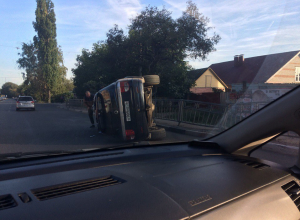 В Воронеже внедорожник влетел в дорожное ограждение и перевернулся В Воронеже внедорожник влетел в дорожное ограждение и перевернулся