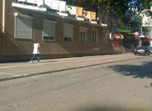 Платные парковки на тротуаре потеснили пешеходов в Воронеже Платные парковки на тротуаре потеснили пешеходов в Воронеже