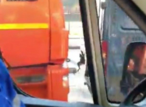 Авария с мусоровозом собрала километровую пробку в Воронеже Авария с мусоровозом собрала километровую пробку в Воронеже
