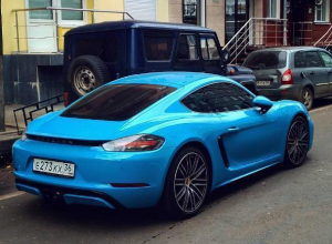 Ярко-голубой Porsche Cayman победил серость воронежских улиц Ярко-голубой Porsche Cayman победил серость воронежских улиц