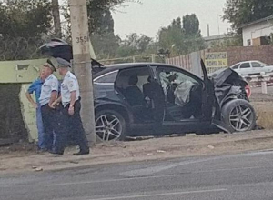 Mercedes за 6 млн рублей разбили всмятку в Воронеже Mercedes за 6 млн рублей разбили всмятку в Воронеже