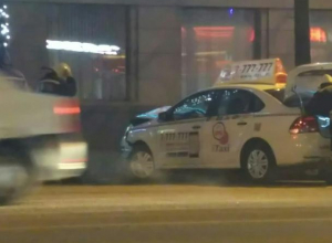 В массовом ДТП с участием такси в центре Воронежа пострадали люди В массовом ДТП с участием такси в центре Воронежа пострадали люди