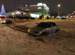 В Воронеже ночью ВАЗ «без водителя» протаранил кольцо «Аксиомы» В Воронеже ночью ВАЗ «без водителя» протаранил кольцо «Аксиомы»