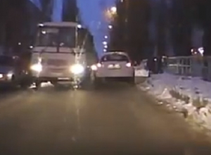Властный маршрутчик загнал автомобили в сугроб в Воронеже Властный маршрутчик загнал автомобили в сугроб в Воронеже