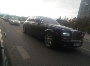 Rolls-Royce Phantom за 20 млн рублей сфотографировали в пробке в Воронеже Rolls-Royce Phantom за 20 млн рублей сфотографировали в пробке в Воронеже