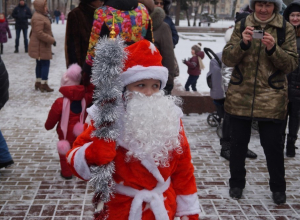 Шествие Дедов Морозов в Воронеже возглавил 7-летний мальчик Шествие Дедов Морозов в Воронеже возглавил 7-летний мальчик