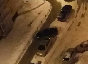 Жителей воронежского ЖК возмутила хамская парковка автомобиля Жителей воронежского ЖК возмутила хамская парковка автомобиля
