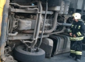 Дальнобойщик опрокинул фуру Scania на воронежской дороге Дальнобойщик опрокинул фуру Scania на воронежской дороге