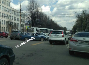 Автомобилисты вынуждены двигаться по центру Воронежа со скоростью 3 км/ч Автомобилисты вынуждены двигаться по центру Воронежа со скоростью 3 км/ч