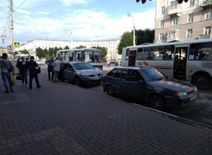 Два полковника полиции не помогли воронежцу согнать таксистов с остановки Два полковника полиции не помогли воронежцу согнать таксистов с остановки