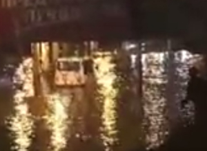 В Воронеже маршрутка с пассажирами ушла под воду В Воронеже маршрутка с пассажирами ушла под воду