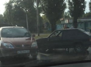 Утреннее ДТП на мокром асфальте воронежского моста сняли на видео Утреннее ДТП на мокром асфальте воронежского моста сняли на видео