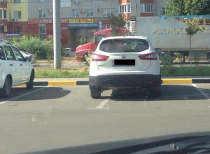 Воронежцы потешились над способностью девушки парковаться Воронежцы потешились над способностью девушки парковаться
